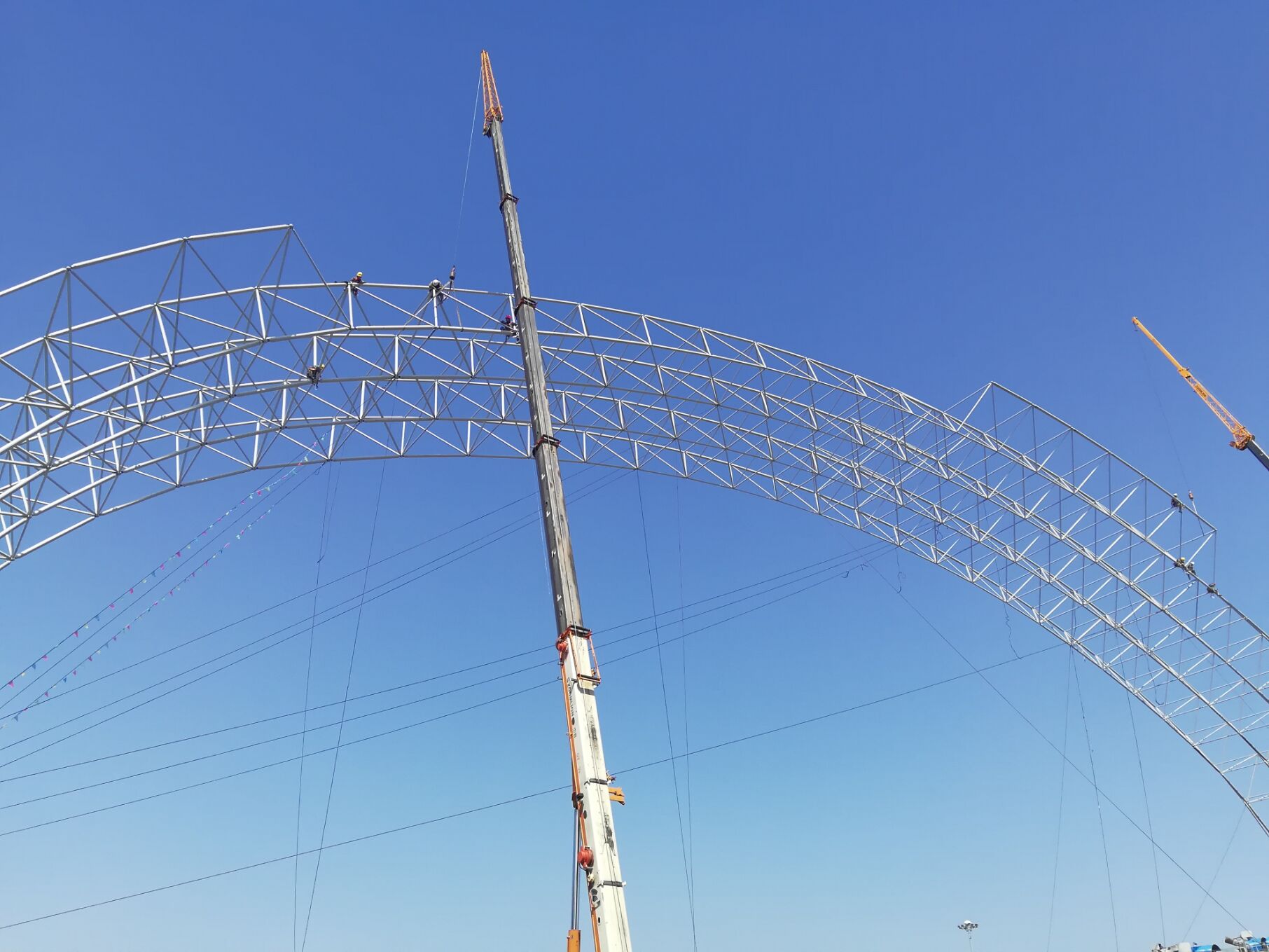 安徽蚌埠国电110米跨度网架近期顺利完成高空对接起跨